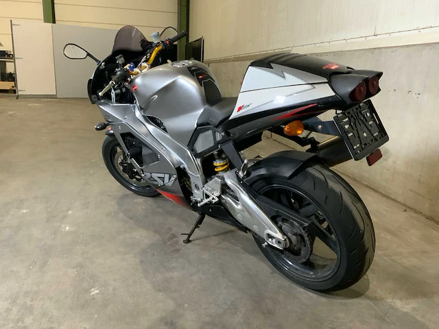 Aprillia rsv1000 r baanmotor - afbeelding 14 van  16