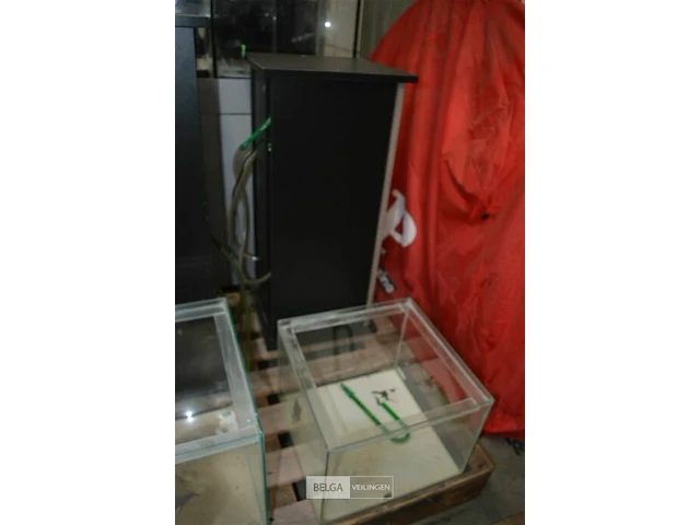 Aquarium met kast en pomp - afbeelding 1 van  3