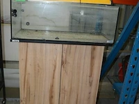 Aquarium met kast en verlichting zonder pomp
