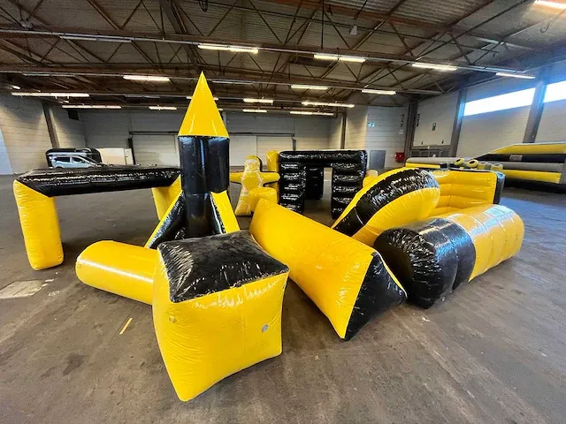 Arena / kidsarena / geel zwarte obstakels - afbeelding 14 van  16