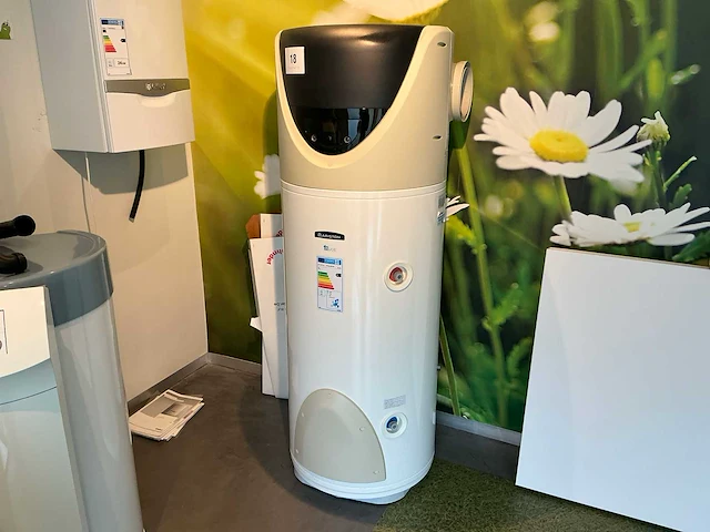 Ariston hpwh 200 ext warmtepomp - afbeelding 1 van  9