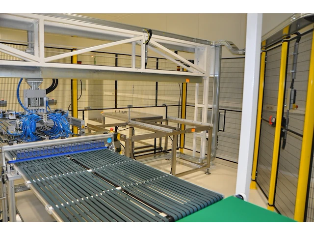 Assembly cell incl. conveyors and soldering machine - afbeelding 1 van  10