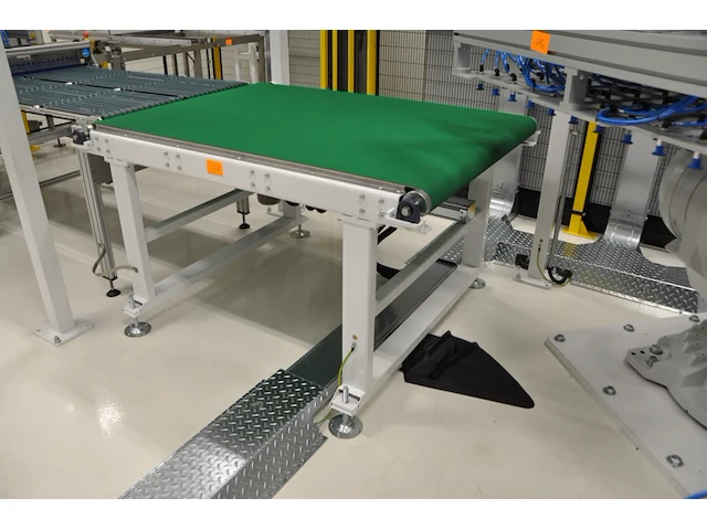 Assembly cell incl. conveyors and soldering machine - afbeelding 6 van  10