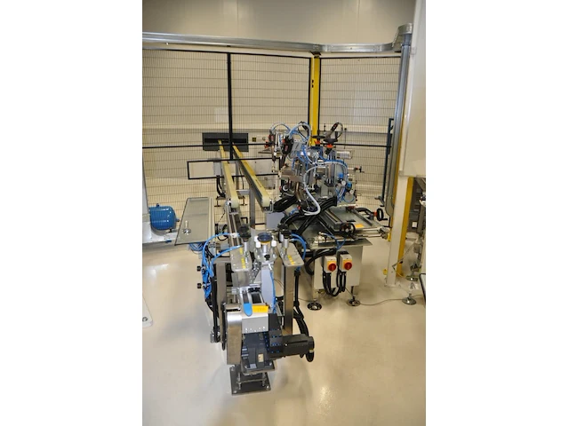 Assembly cell incl. conveyors and soldering machine - afbeelding 7 van  10