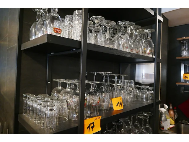 Assortiment aan diverse glazen - afbeelding 2 van  5