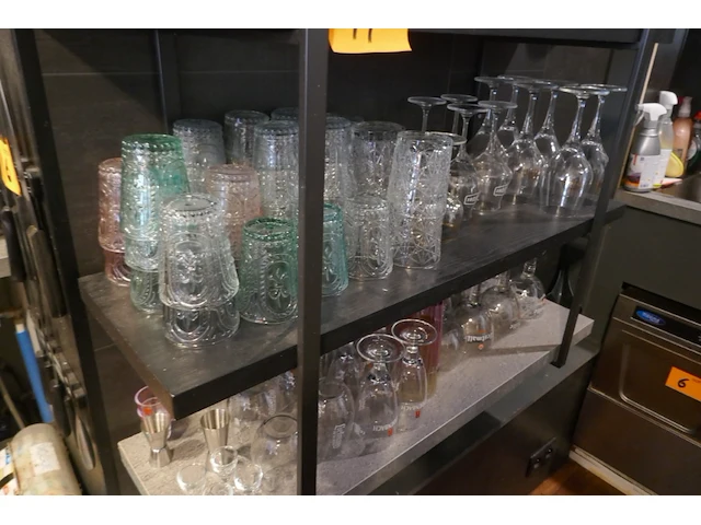 Assortiment aan diverse glazen - afbeelding 3 van  5