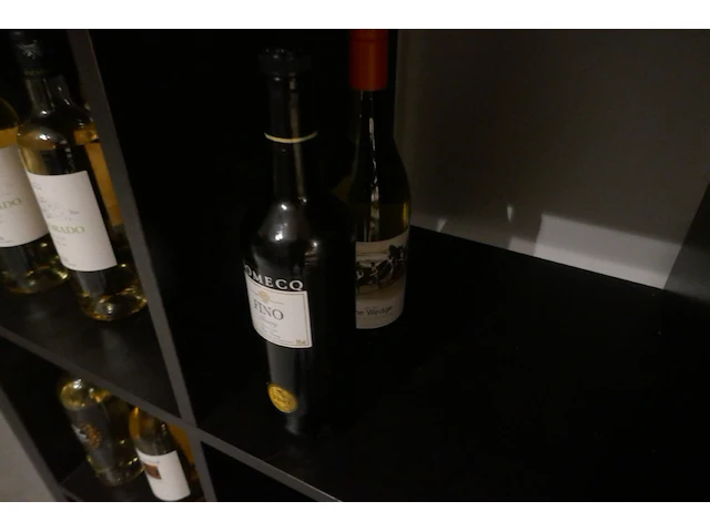 Assortiment aan jonge wijnen 28 flessen - afbeelding 7 van  7
