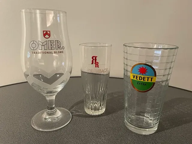 Assortiment diverse glazen - afbeelding 1 van  1