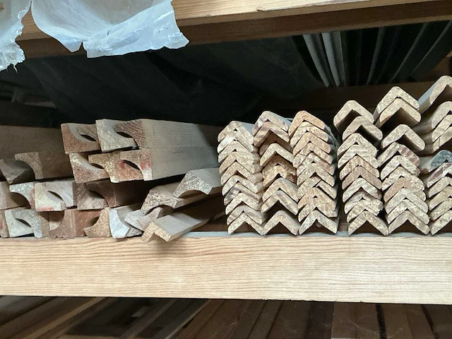 Assortiment diverse grenen sierlijsten - afbeelding 5 van  7