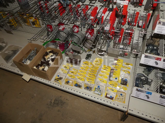 Assortiment hardware, sloten, hangsloten, enz... - afbeelding 2 van  17
