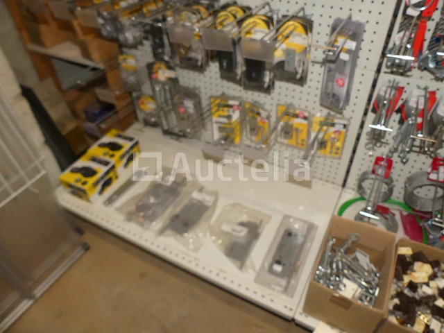 Assortiment hardware, sloten, hangsloten, enz... - afbeelding 4 van  17