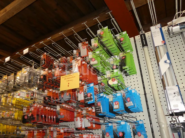 Assortiment hardware, sloten, hangsloten, enz... - afbeelding 7 van  17