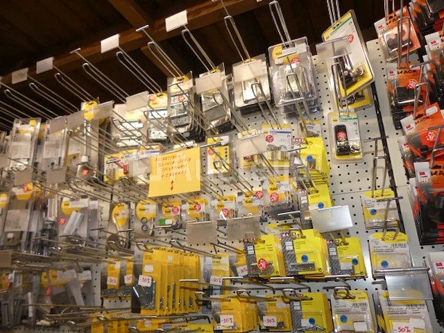 Assortiment hardware, sloten, hangsloten, enz... - afbeelding 8 van  17