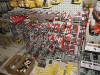 Assortiment hardware, sloten, hangsloten, enz... - afbeelding 10 van  17