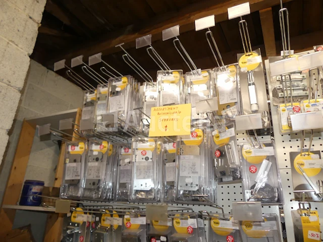 Assortiment hardware, sloten, hangsloten, enz... - afbeelding 12 van  17
