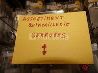 Assortiment hardware, sloten, hangsloten, enz... - afbeelding 13 van  17