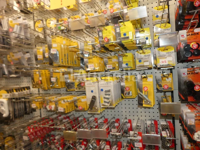 Assortiment hardware, sloten, hangsloten, enz... - afbeelding 15 van  17