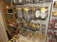 Assortiment hardware, sloten, hangsloten, enz... - afbeelding 16 van  17