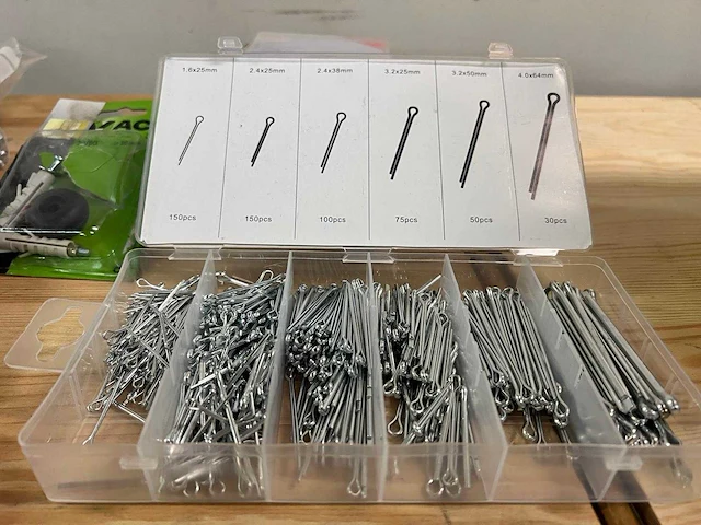 Assortiment vijzen, moeren, pluggen en ijzerwaren - afbeelding 2 van  17