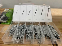 Assortiment vijzen, moeren, pluggen en ijzerwaren - afbeelding 2 van  17