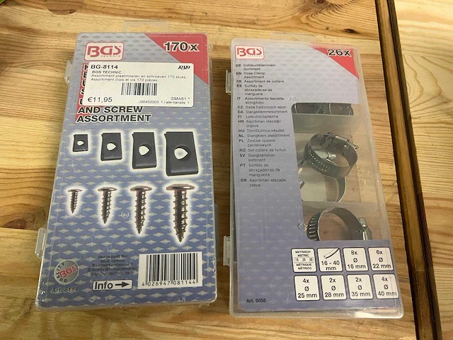 Assortiment vijzen, moeren, pluggen en ijzerwaren - afbeelding 4 van  17