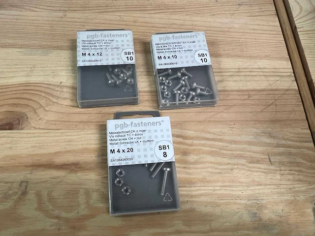 Assortiment vijzen, moeren, pluggen en ijzerwaren - afbeelding 6 van  17