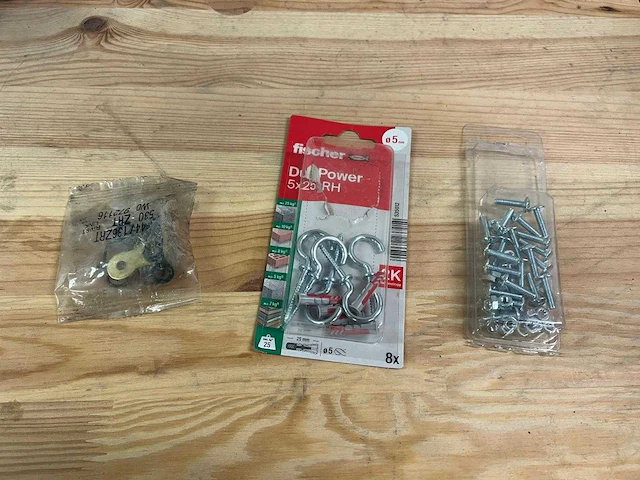 Assortiment vijzen, moeren, pluggen en ijzerwaren - afbeelding 7 van  17