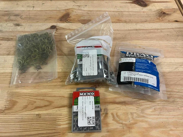 Assortiment vijzen, moeren, pluggen en ijzerwaren - afbeelding 9 van  17