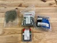 Assortiment vijzen, moeren, pluggen en ijzerwaren - afbeelding 9 van  17