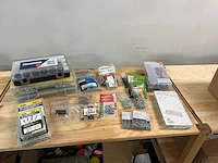 Assortiment vijzen, moeren, pluggen en ijzerwaren - afbeelding 1 van  17