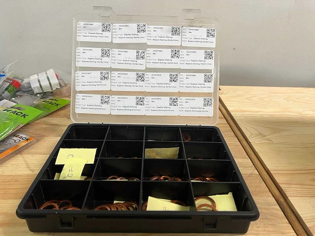 Assortiment vijzen, moeren, pluggen en ijzerwaren - afbeelding 11 van  17