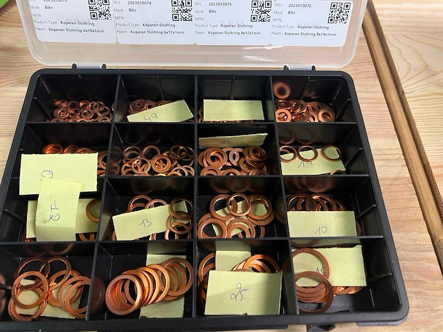 Assortiment vijzen, moeren, pluggen en ijzerwaren - afbeelding 12 van  17