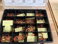 Assortiment vijzen, moeren, pluggen en ijzerwaren - afbeelding 12 van  17