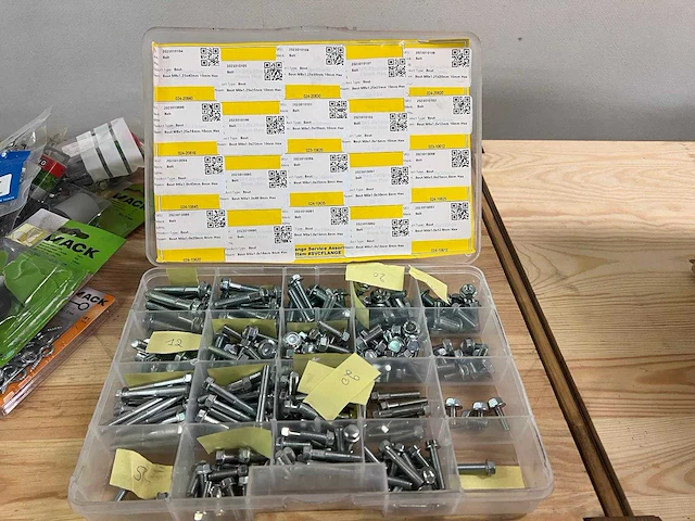 Assortiment vijzen, moeren, pluggen en ijzerwaren - afbeelding 16 van  17