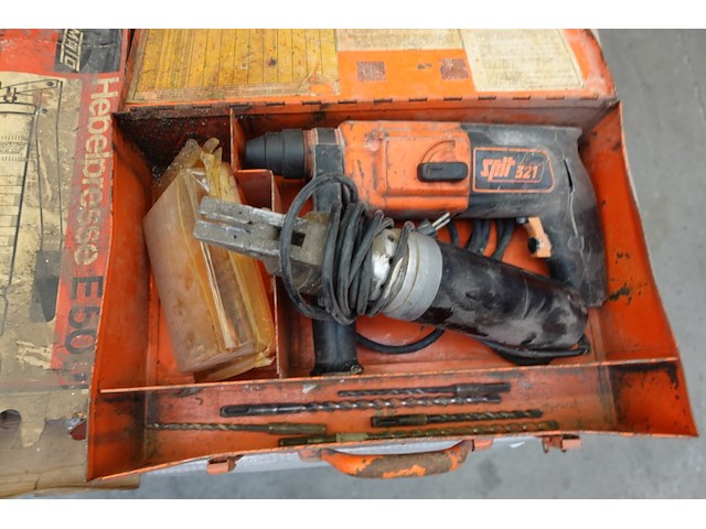 Assortiment werkmateriaal - afbeelding 3 van  7