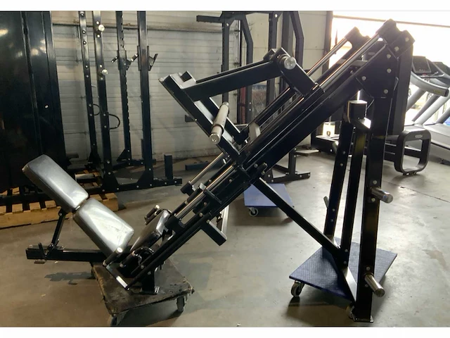 Athletic performance black line 45 graden legpress krachtstation - afbeelding 1 van  4