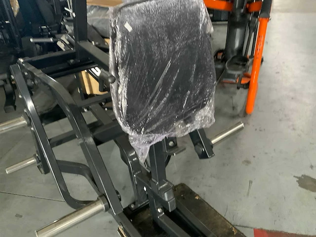 Athletic performance hack squat new krachtstation - afbeelding 4 van  6