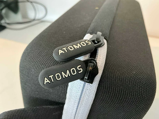 Atomos opbergtas met diverse accessoires - afbeelding 5 van  5