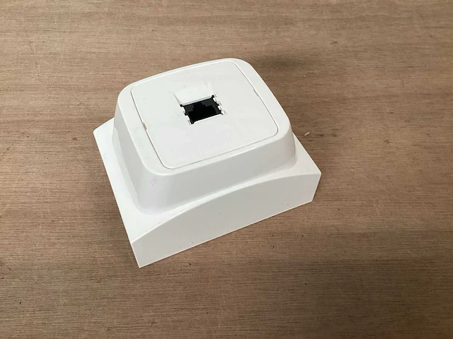 Attema k40 wandcontactdoos rj-45 / isdn wit (100x) - afbeelding 1 van  4