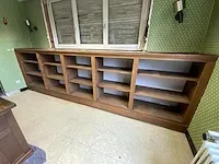 Authentieke houten kast met legboorden