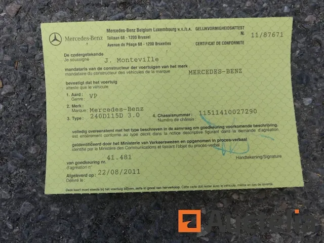 Auto oldtimer mercedes-benz 240d 115d 3.0 (116.118 1975 km) - afbeelding 4 van  21