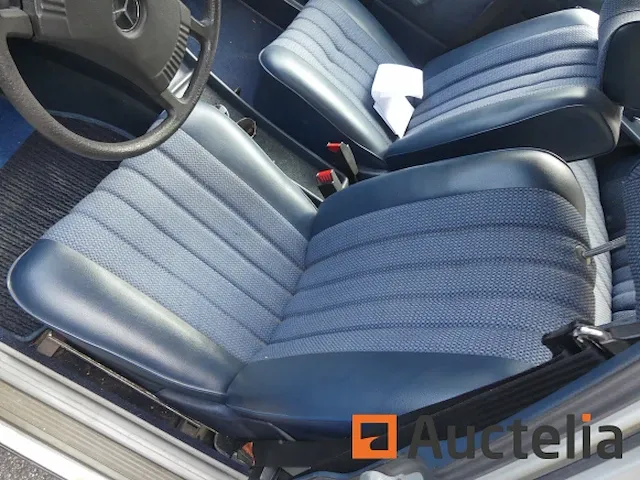 Auto oldtimer mercedes-benz 240d 115d 3.0 (116.118 1975 km) - afbeelding 6 van  21