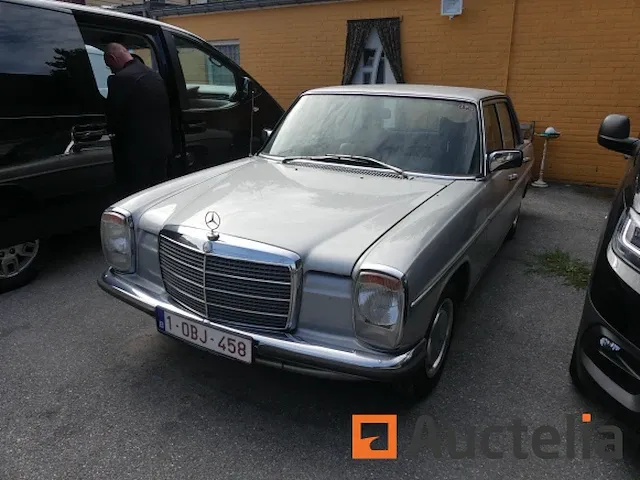 Auto oldtimer mercedes-benz 240d 115d 3.0 (116.118 1975 km) - afbeelding 12 van  21