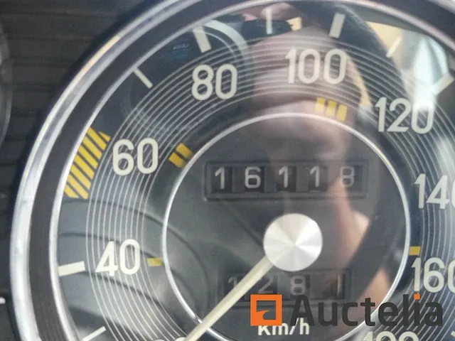 Auto oldtimer mercedes-benz 240d 115d 3.0 (116.118 1975 km) - afbeelding 18 van  21