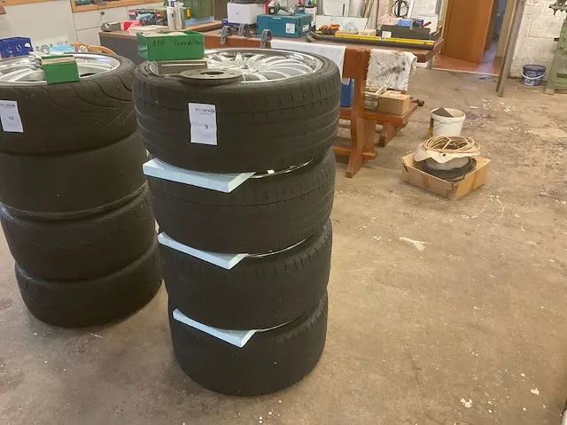 Autobanden met velgen - afbeelding 1 van  13