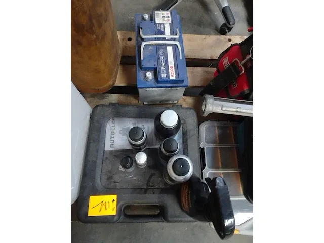 Autobatterij + diverse autoproducten - afbeelding 1 van  4
