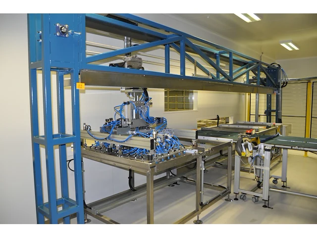 Automated assembly room for laminated side lite inc. belt conveyor - afbeelding 1 van  9