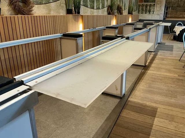 Automatische sushibar - rolketen - afbeelding 12 van  16