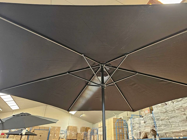 Azur alu parasol dia 300cm kleur zwart met zwengel - afbeelding 1 van  3