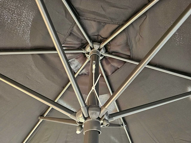 Azur alu parasol dia 300cm kleur zwart met zwengel - afbeelding 2 van  3